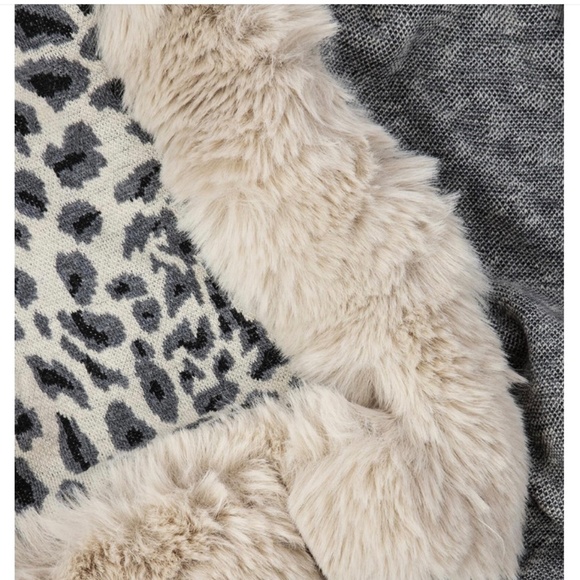 SAACHI Faux Fur Cheetah Patterned Cape Kimono - Picture 6 of 6